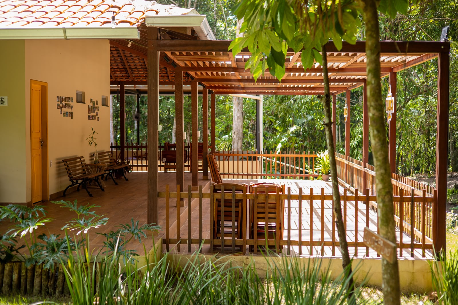 Varanda de convivencia do Eco Hotel Mae de Sagui